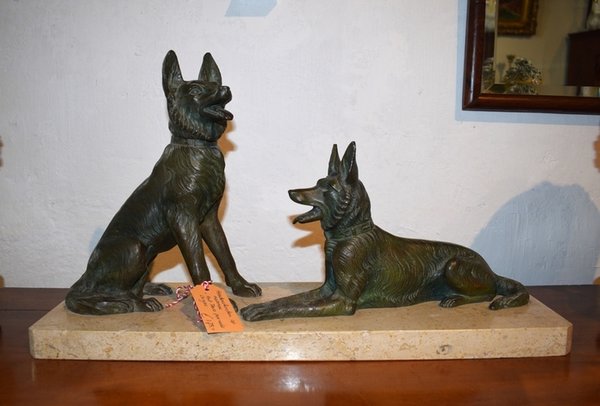 Antieke beeldengroep, herdershonden, samac op marmer, Art Deco – ca 1930