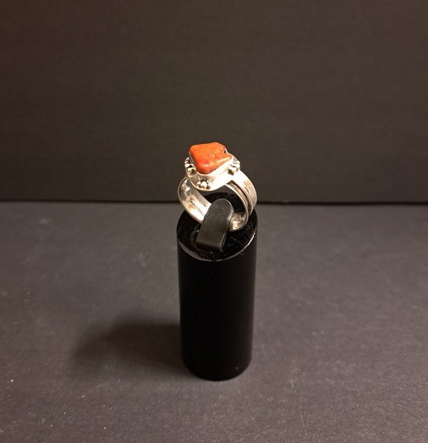 Ring, zilver met bloedkoraal, 20e eeuw.