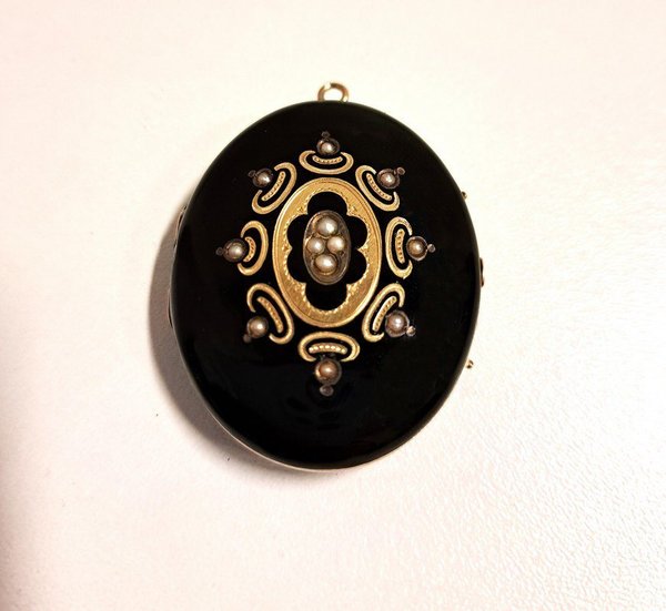 Antieke medaillon / rouwsieraad, goud 14 karaats, zwart geëmailleerd, afgezet met echte pareltjes