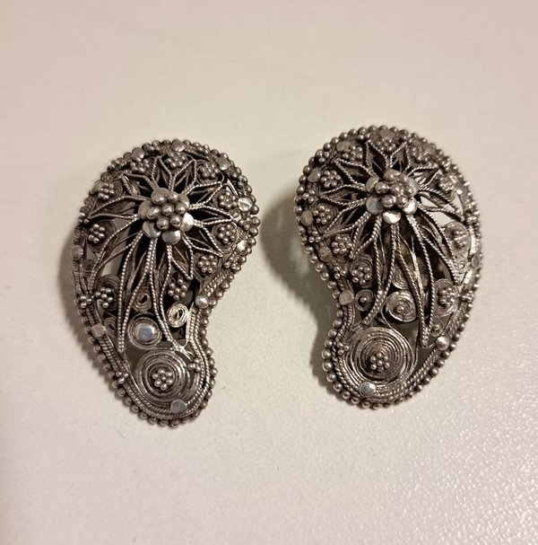 Antieke oorclips van oude mutsenbellen, zilver, 19e eeuw.